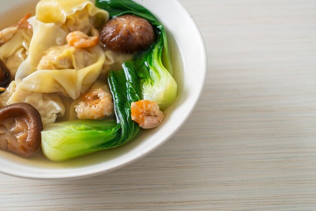 Sopa de dumpling de cerdo con gambas y verdura