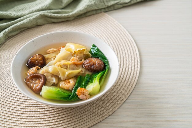 Sopa de dumpling de cerdo con gambas y verdura