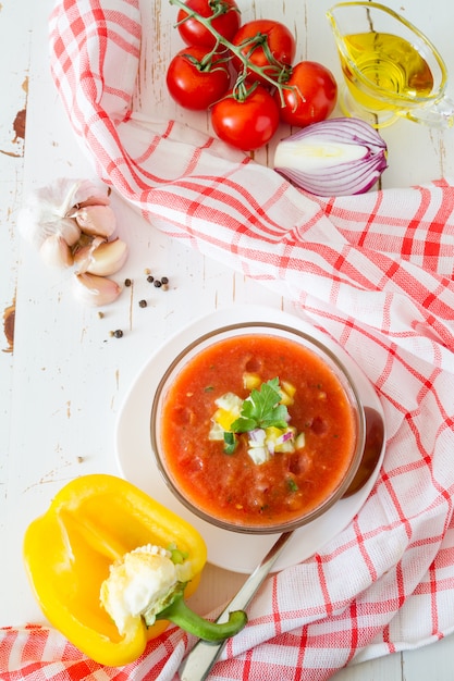 Foto sopa e ingredientes de gaspacho