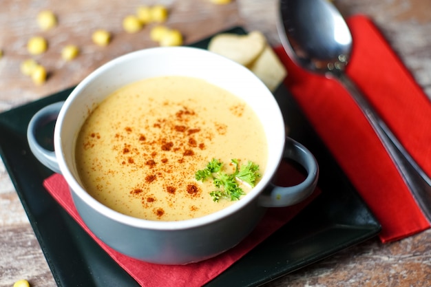 Sopa em uma mesa de restaurante