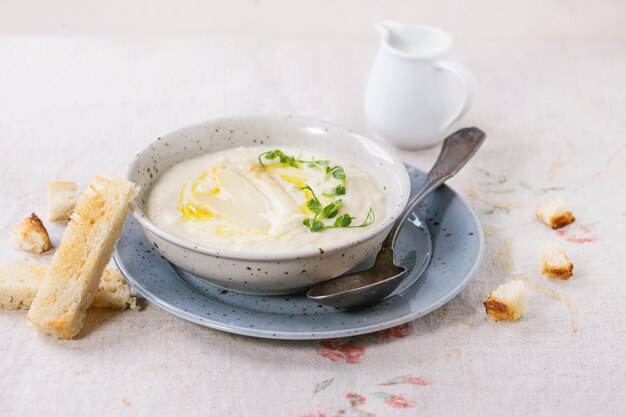 Sopa de espárragos blancos