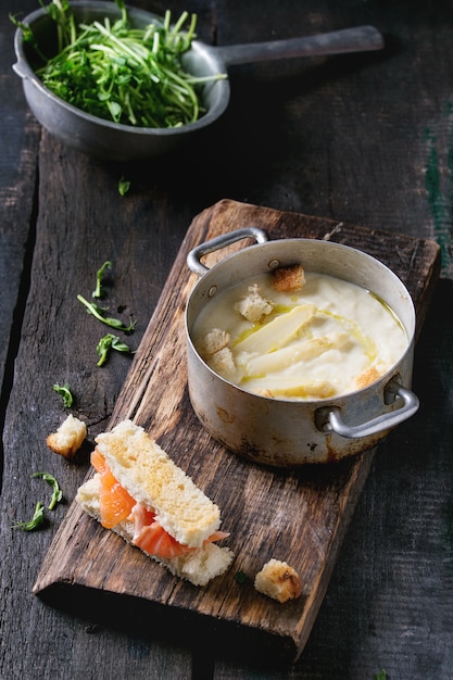 Sopa de espárragos blancos