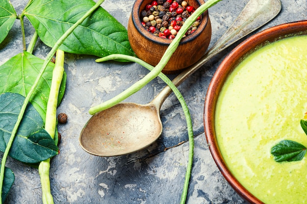 Sopa de espárragos verdes