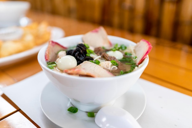 Sopa especial de wantan, con cerdo y verduras. comida peruana china