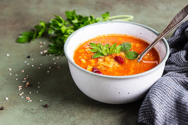 Sopa espesa casera de lentejas y frijoles rojos con verduras decoradas con hierbas