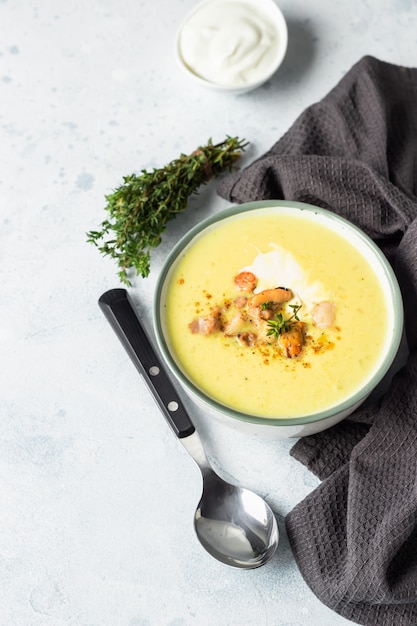 Sopa espesa de sopa lechosa con mariscos servida con crema agria, tomillo y pimienta