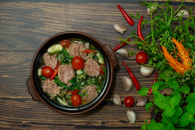 Sopa de espinacas al curry de Ceilán con carne de cerdo fermentada Thai Northern Food