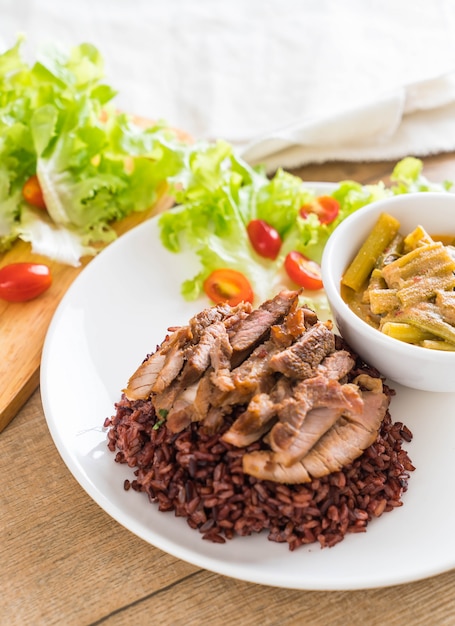 Sopa de espinacas de cerdo y curry con arroz baya