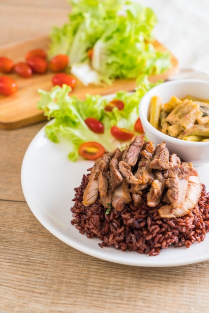 Sopa de espinacas de cerdo y curry con arroz baya