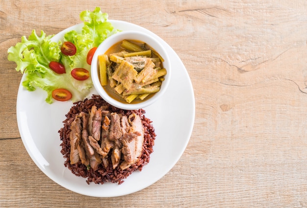 Sopa de espinacas de cerdo y curry con arroz baya