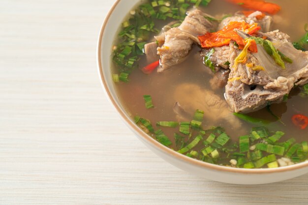 Sopa de espinazo de cerdo picada picante o sopa de lengua picante - estilo de comida asiática