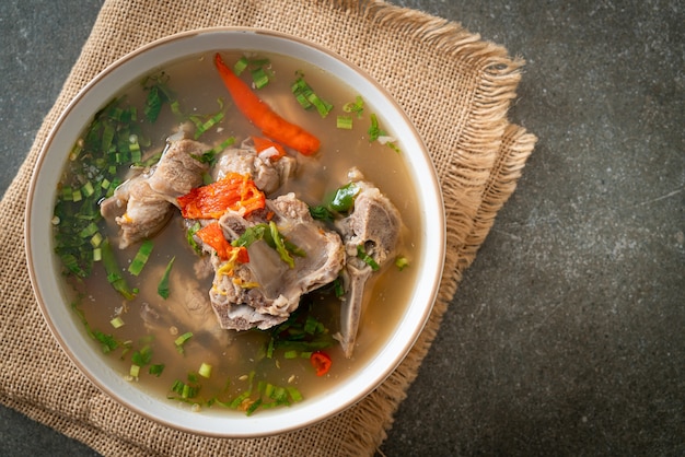 Sopa de espinazo de cerdo picada picante o sopa de lengua picante - estilo de comida asiática