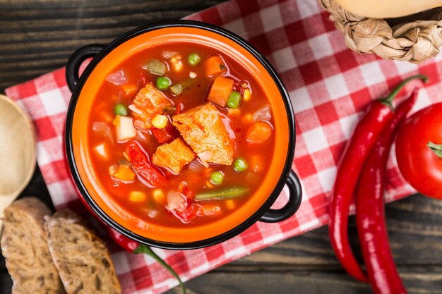 Sopa estofada con carne y verduras en la olla - vista superior