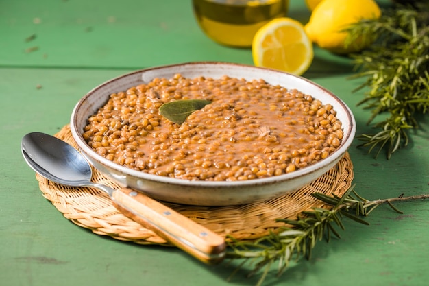 Sopa de falsificaciones Sopa de lentejas con salsa de tomate ajo y hojas de laurel Comida griega