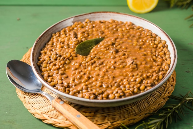 Sopa de falsificaciones Sopa de lentejas con salsa de tomate ajo y hojas de laurel Comida griega