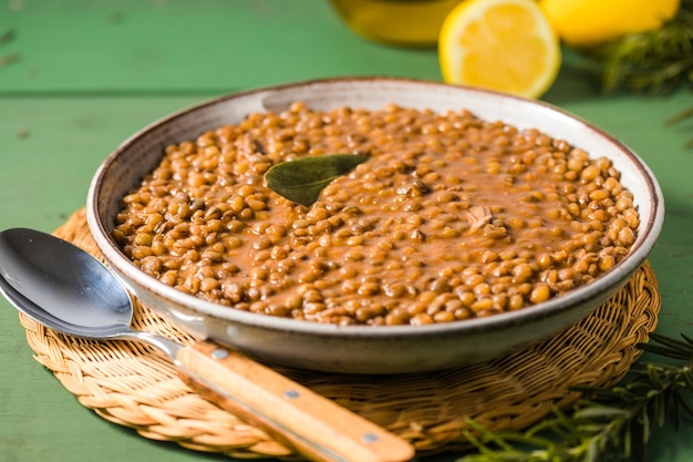 Sopa de falsificaciones Sopa de lentejas con salsa de tomate ajo y hojas de laurel Comida griega