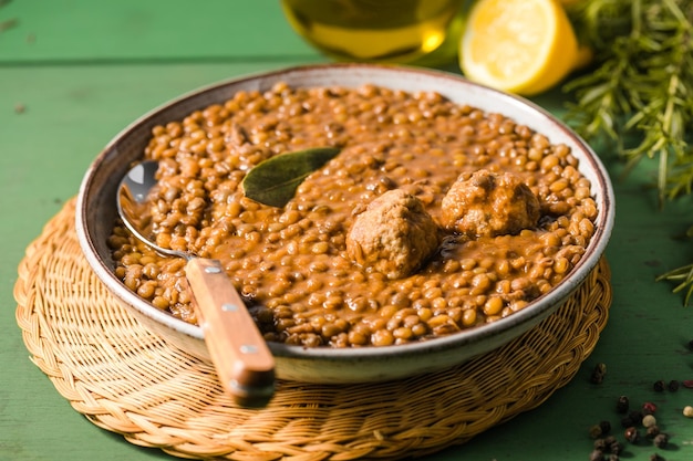 Foto sopa de falsificaciones sopa de lentejas con salsa de tomate ajo y hojas de laurel comida griega