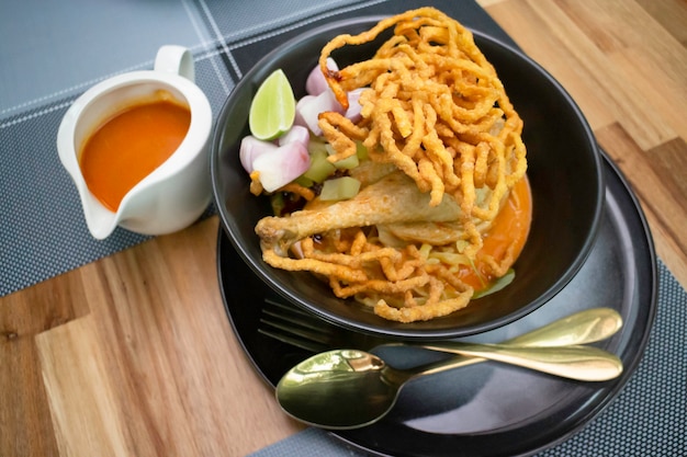 Sopa de fideos al curry picante del norte de Tailandia