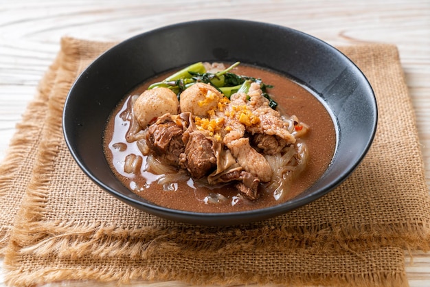 Sopa de fideos de arroz con cerdo guisado - estilo de comida asiática