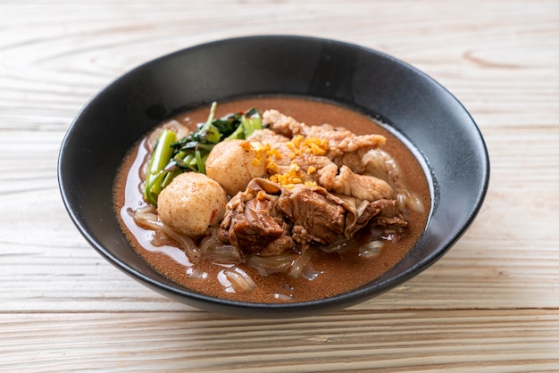 Sopa de fideos de arroz con cerdo guisado