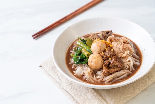 Sopa de fideos de arroz con cerdo guisado