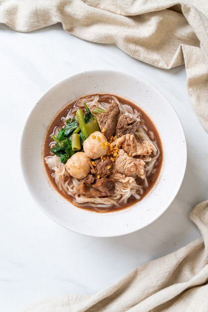 Sopa de fideos de arroz con cerdo guisado