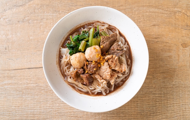 Sopa de fideos de arroz con cerdo guisado