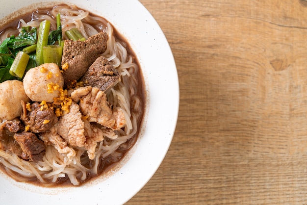 Sopa de fideos de arroz con cerdo guisado