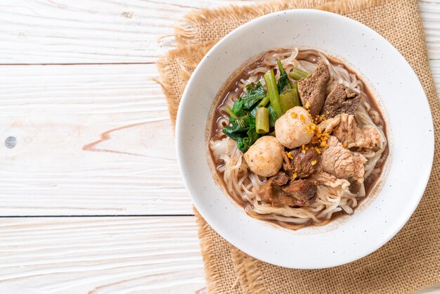 Sopa de fideos de arroz con cerdo guisado