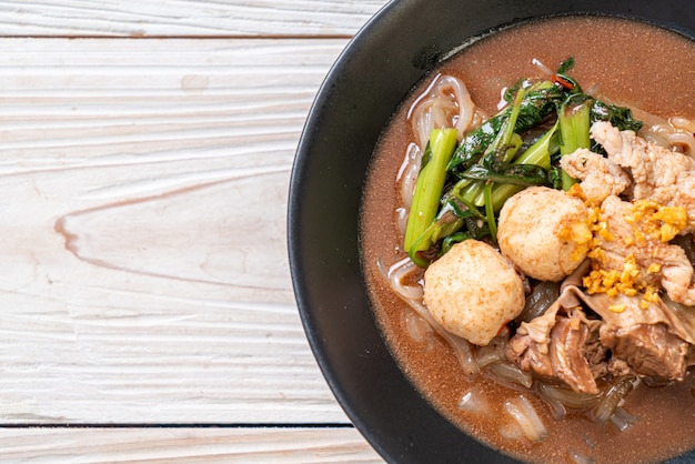 Sopa de fideos de arroz con cerdo guisado