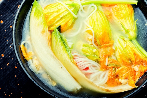 Sopa de fideos de arroz con flores de calabaza