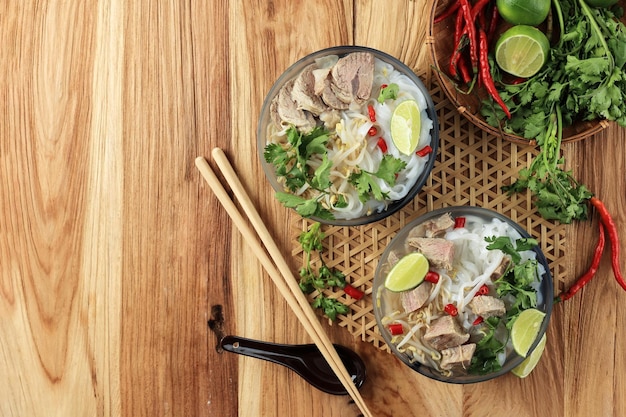 Sopa de fideos de arroz fresco vietnamita Pho Bo con hierbas de res y chile