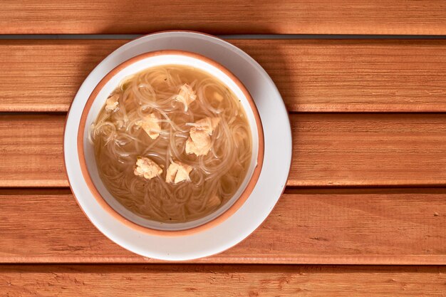 Sopa de fideos de arroz o Harusame con pollo Comida asiática