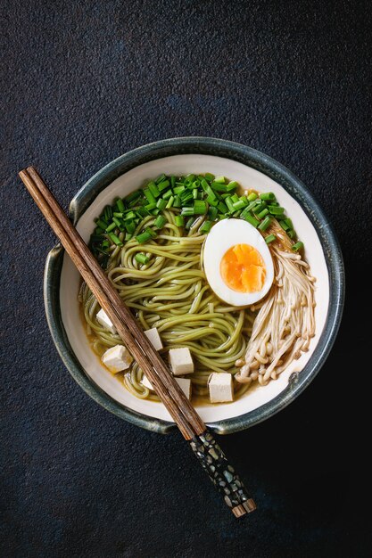 Sopa de fideos asiática