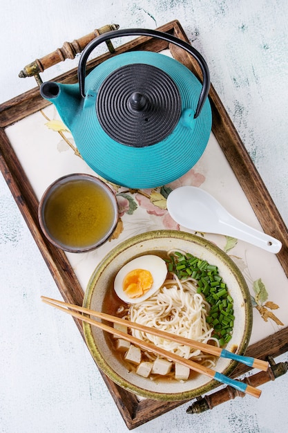 Sopa de fideos asiática