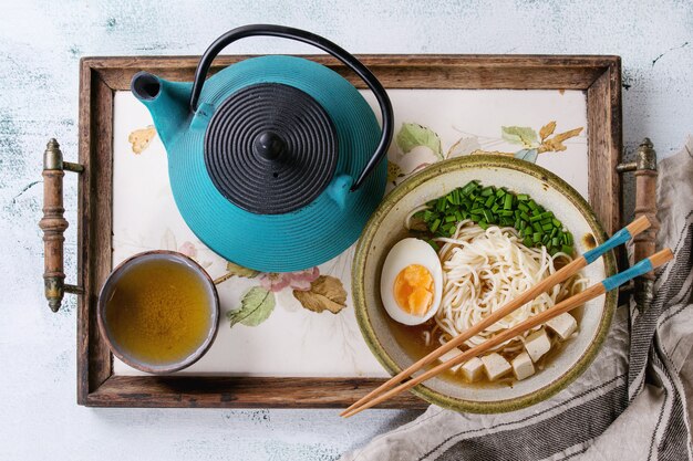 Sopa de fideos asiática