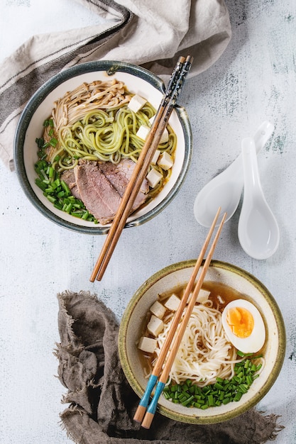 Sopa de fideos asiática