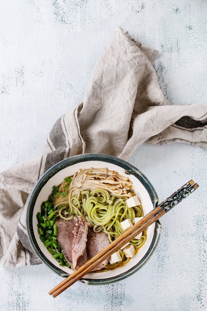 Sopa de fideos asiática