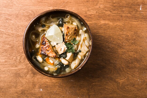 Sopa de fideos asiáticos Miso Ramen con tempeh o tempe en un tazón.