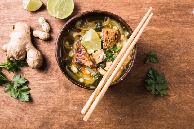 Sopa de fideos asiáticos Miso Ramen con tempeh o tempe en un tazón.