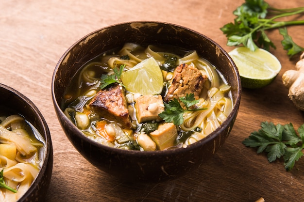 Sopa de fideos asiáticos Miso Ramen con tempeh o tempe en un tazón.