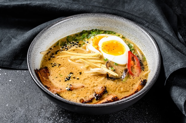 Sopa de fideos asiáticos ramen con ternera