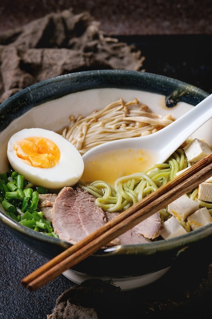 Sopa de fideos asiáticos