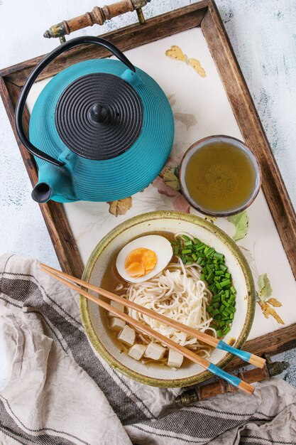 Sopa de fideos asiáticos