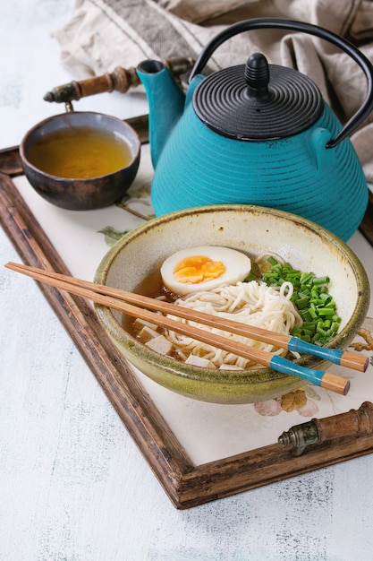 Sopa de fideos asiáticos