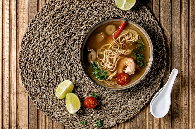 Sopa de fideos asiáticos