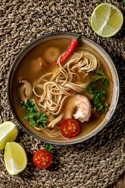 Sopa de fideos asiáticos