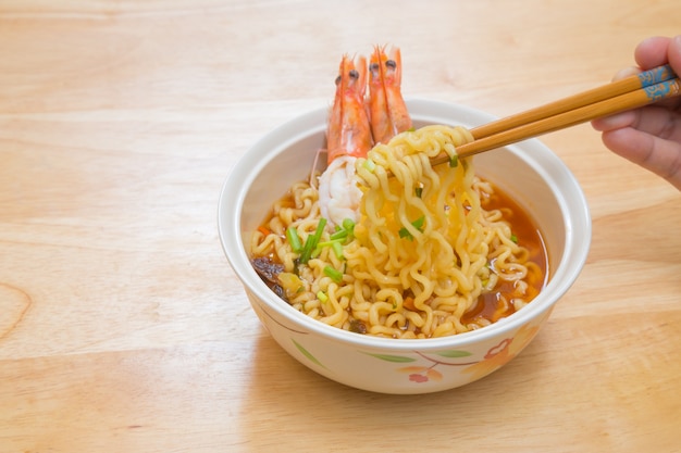 Foto sopa de fideos con camarones