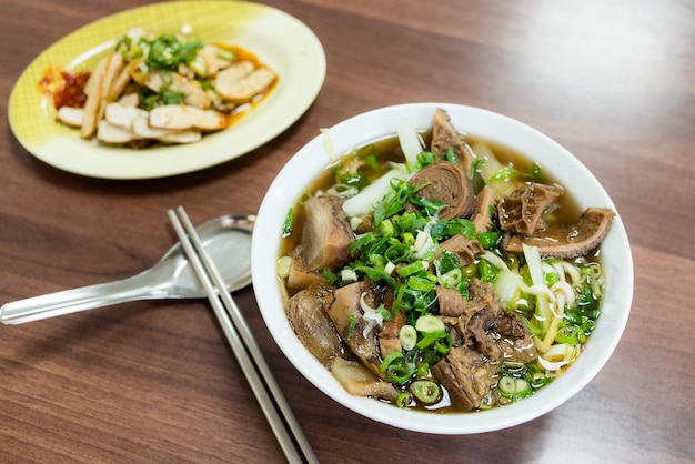 Sopa de fideos de carne asada en el restaurante