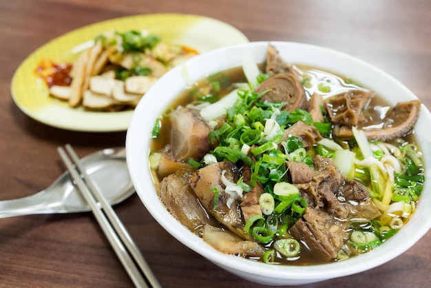 Sopa de fideos de carne asada en el restaurante